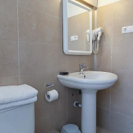 Fonda Montserrat Guest house 2*