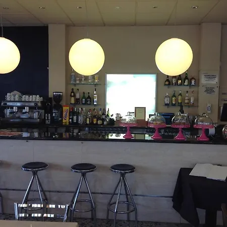 方达蒙特塞拉特酒店 招待所 2*